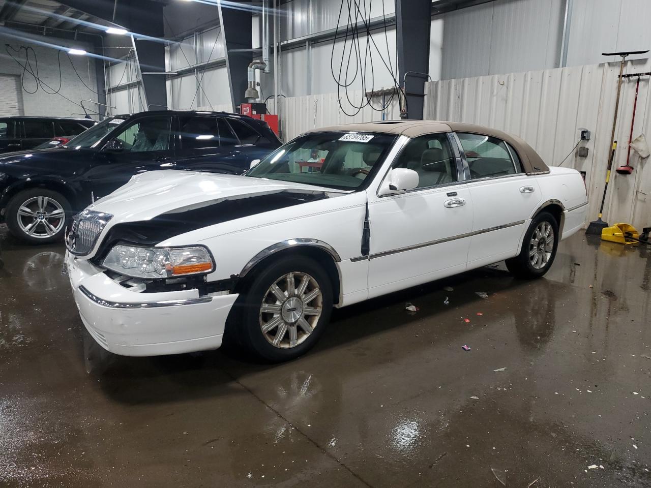 2007 Lincoln Town Car Signature Limited White vin: 1LNHM82V77Y628658