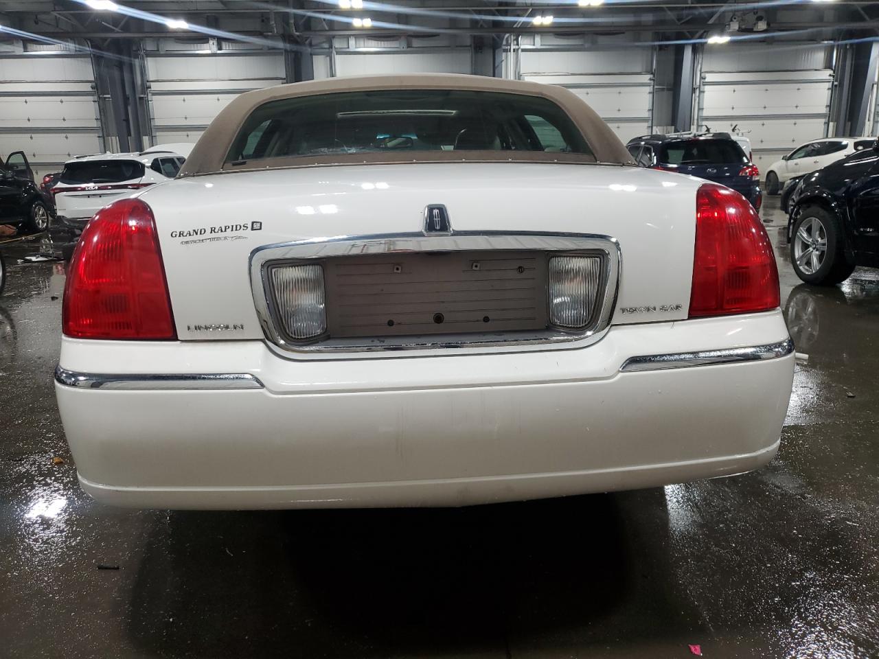 2007 Lincoln Town Car Signature Limited White vin: 1LNHM82V77Y628658