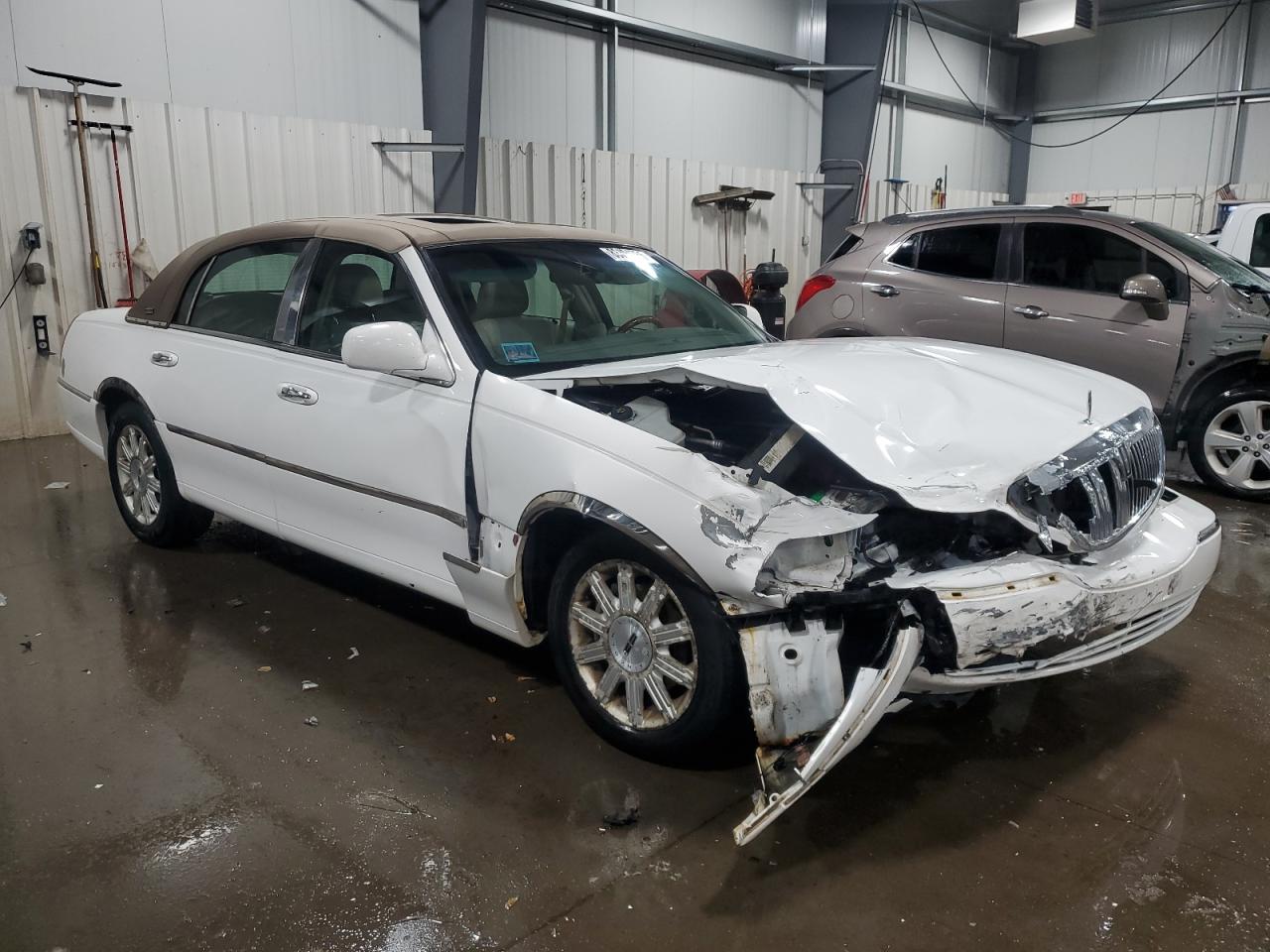 2007 Lincoln Town Car Signature Limited White vin: 1LNHM82V77Y628658