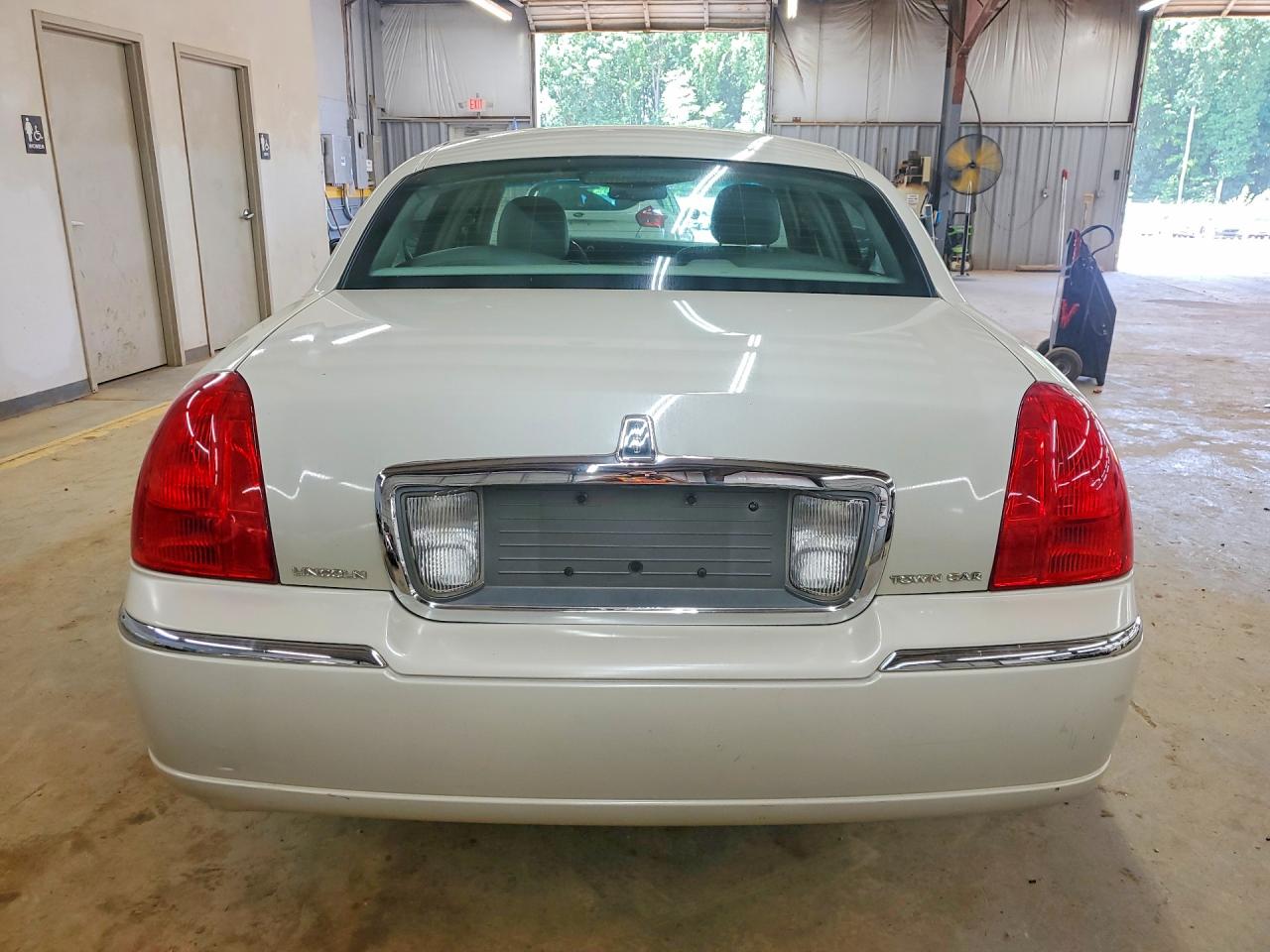 2006 Lincoln Town Car Signature Limited Cream vin: 1LNHM82V86Y617618