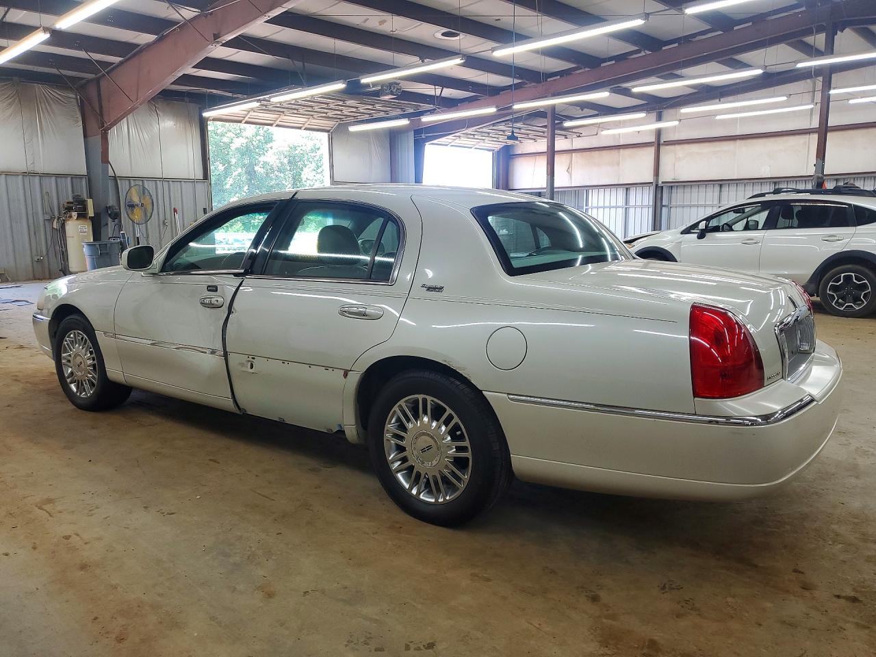 2006 Lincoln Town Car Signature Limited Cream vin: 1LNHM82V86Y617618