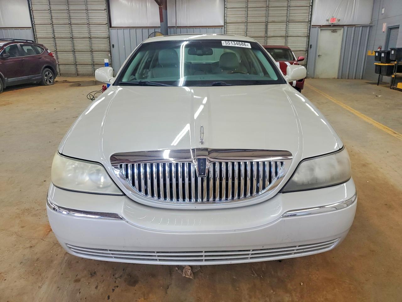 2006 Lincoln Town Car Signature Limited Cream vin: 1LNHM82V86Y617618