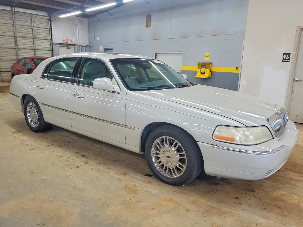 2006 Lincoln Town Car Signature Limited Cream vin: 1LNHM82V86Y617618
