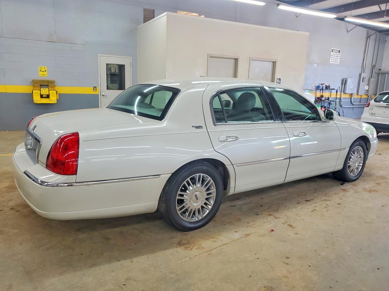 2006 Lincoln Town Car Signature Limited Cream vin: 1LNHM82V86Y617618
