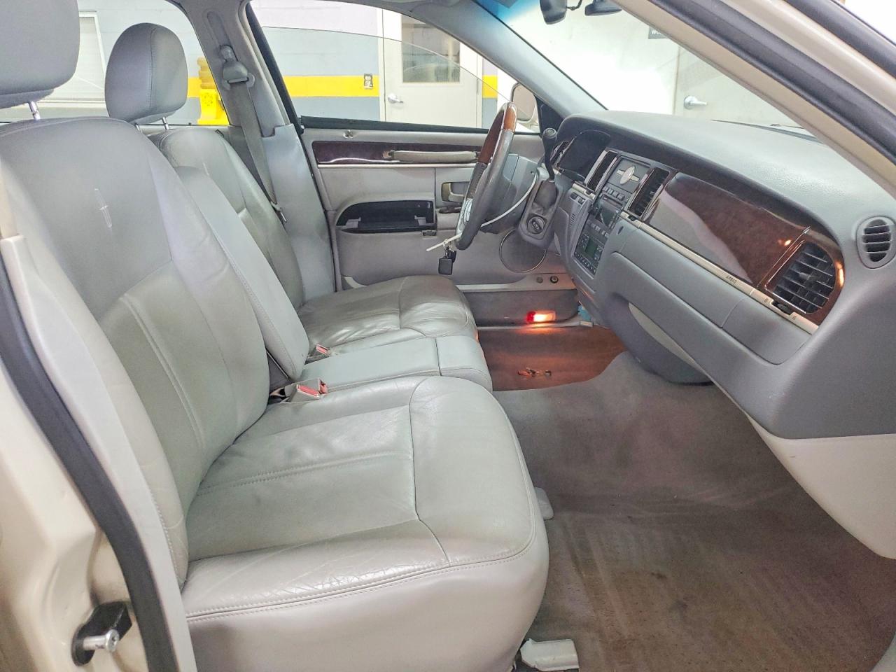 2006 Lincoln Town Car Signature Limited Cream vin: 1LNHM82V86Y617618