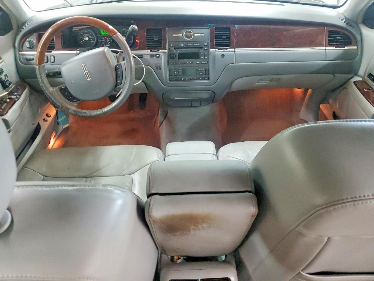 2006 Lincoln Town Car Signature Limited Cream vin: 1LNHM82V86Y617618