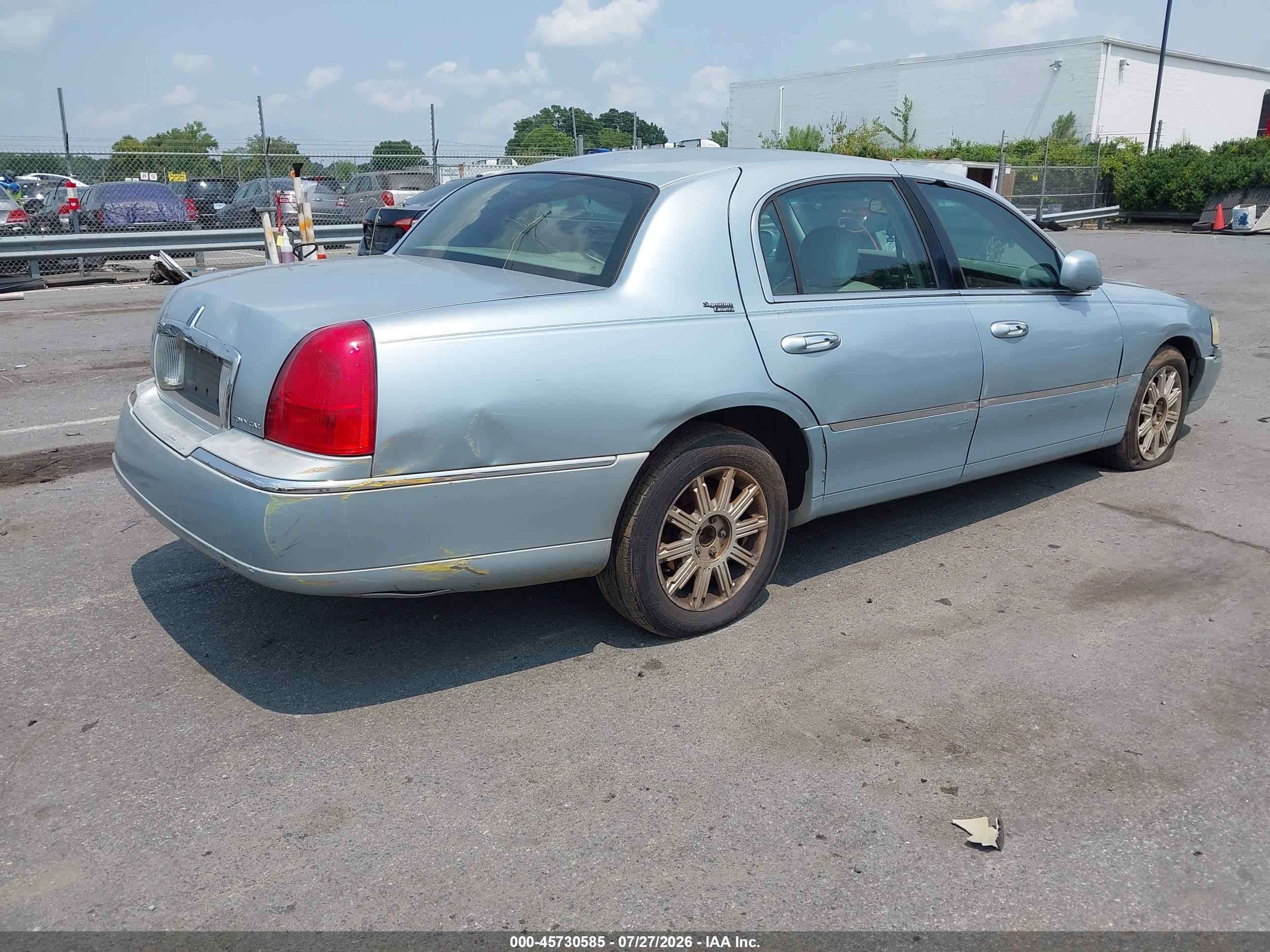 2006 Lincoln Town Car Signature Limited Light Blue vin: 1LNHM82V86Y636041