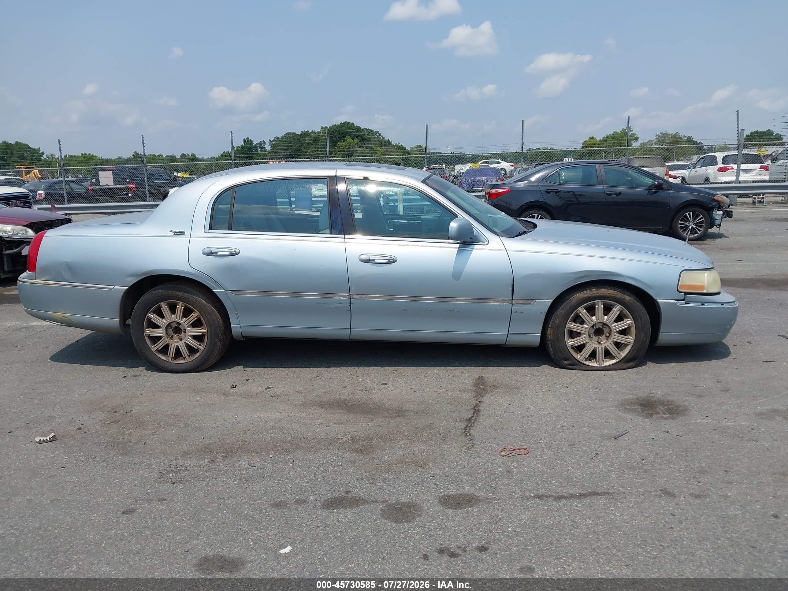 2006 Lincoln Town Car Signature Limited Light Blue vin: 1LNHM82V86Y636041