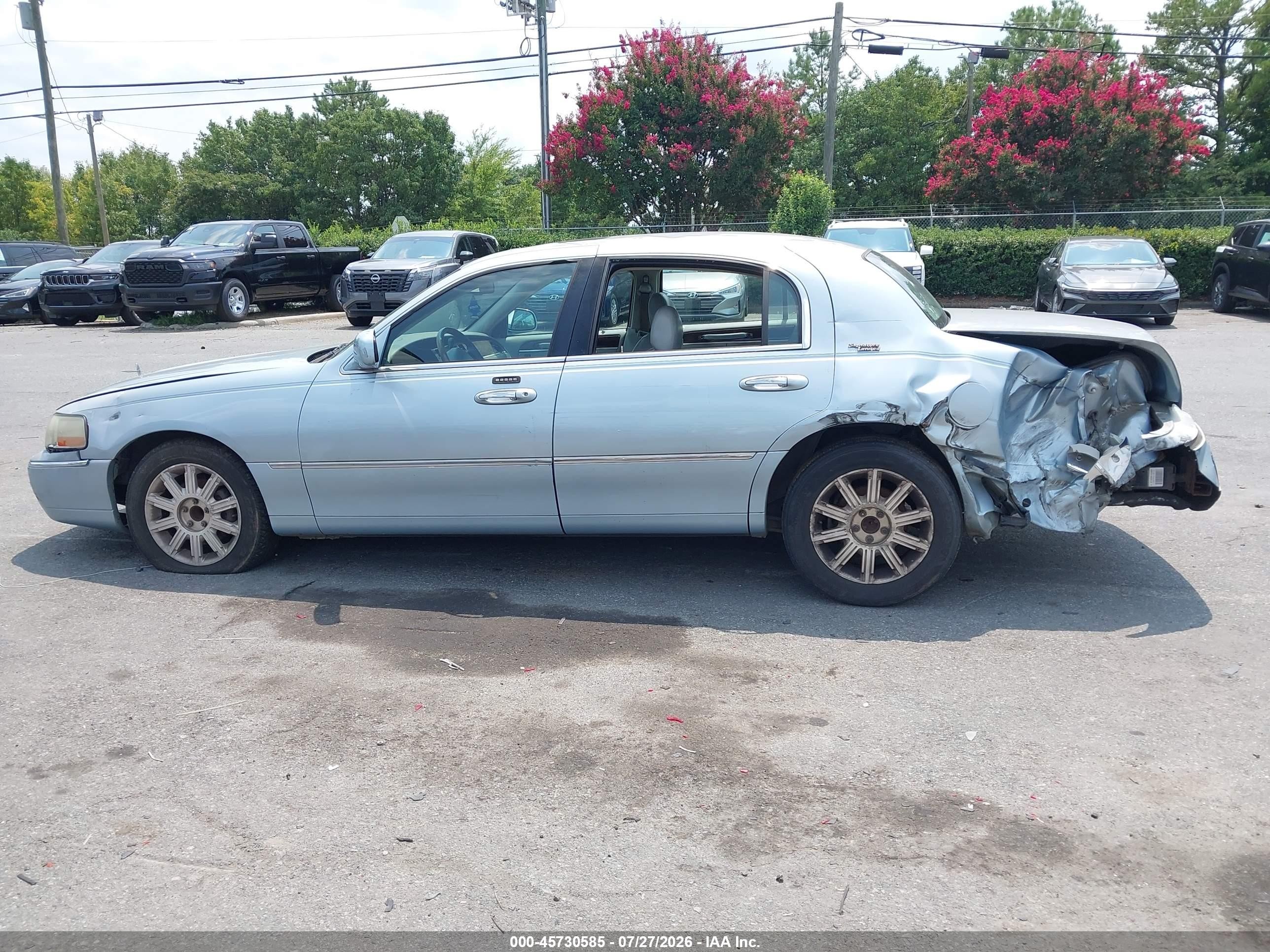 2006 Lincoln Town Car Signature Limited Light Blue vin: 1LNHM82V86Y636041