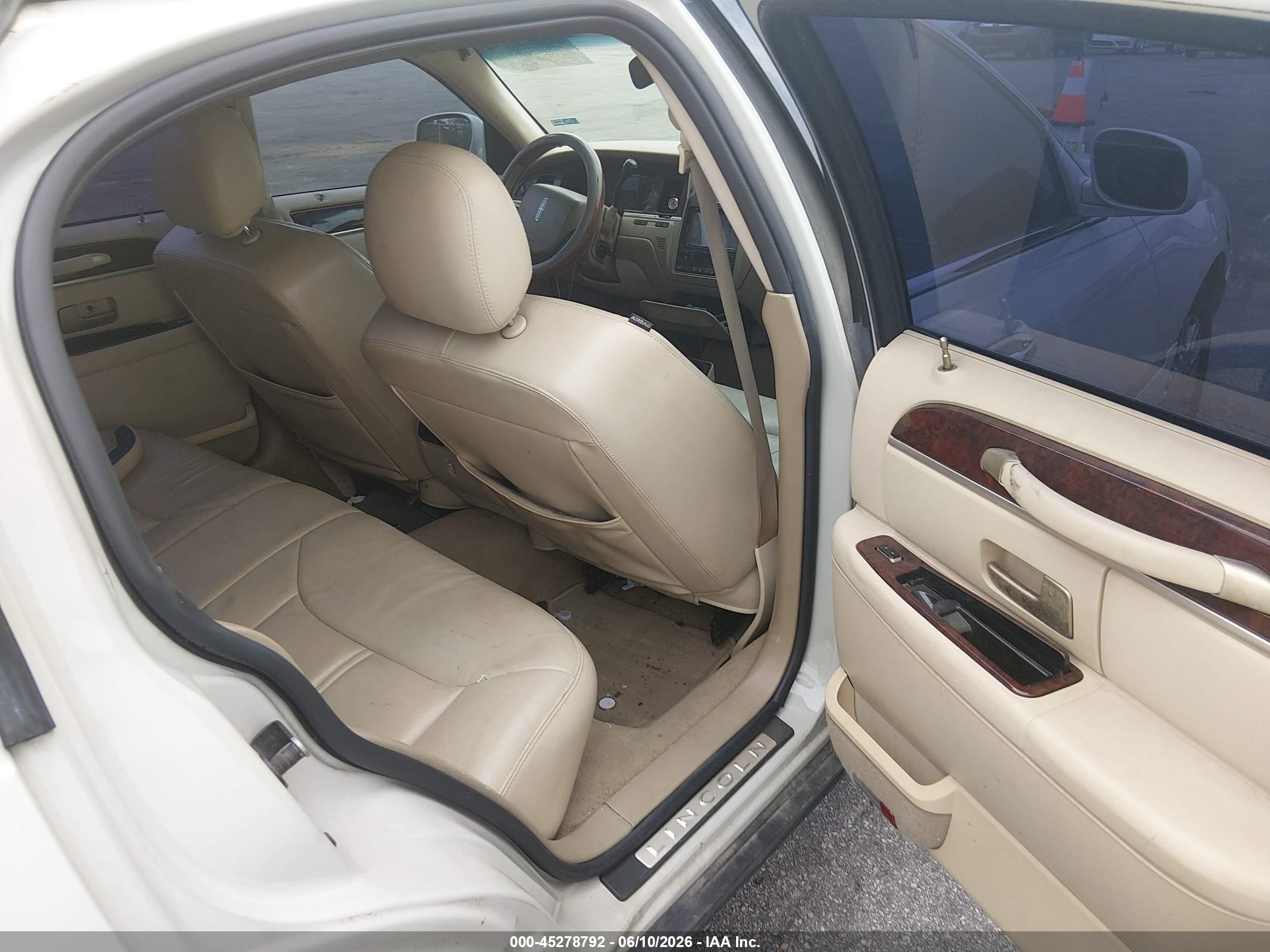 2007 Lincoln Town Car Signature Limited Бежевый vin: 1LNHM82V87Y604451