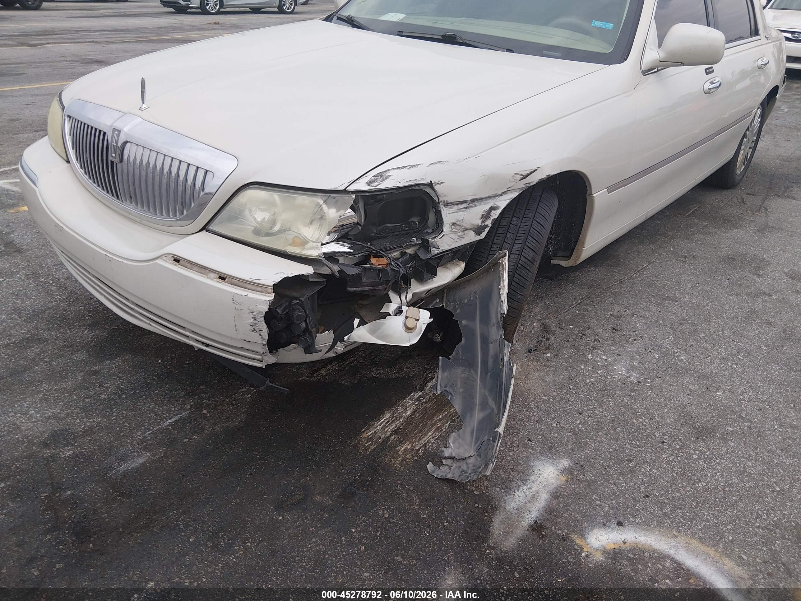 2007 Lincoln Town Car Signature Limited Бежевый vin: 1LNHM82V87Y604451