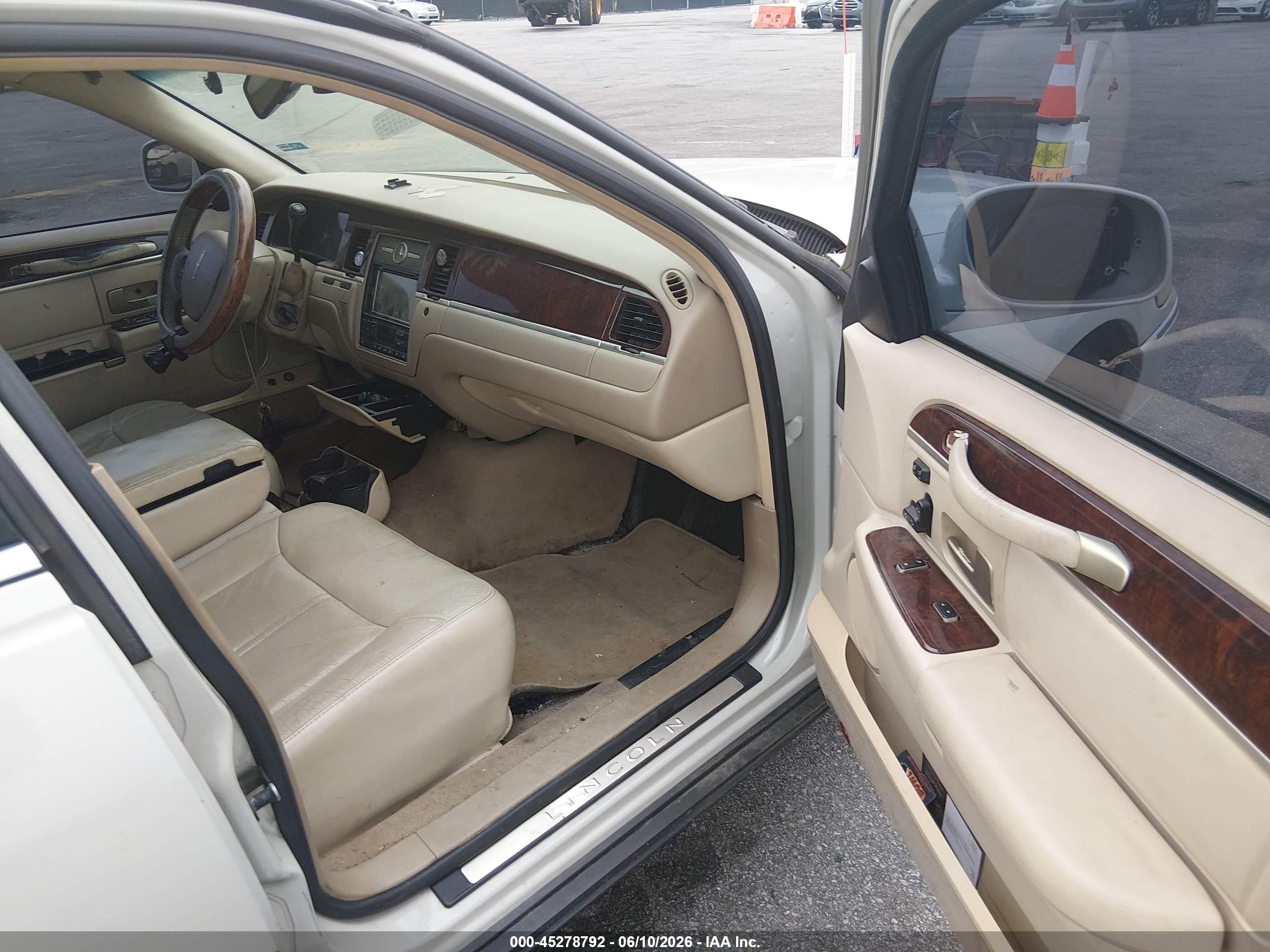 2007 Lincoln Town Car Signature Limited Бежевый vin: 1LNHM82V87Y604451