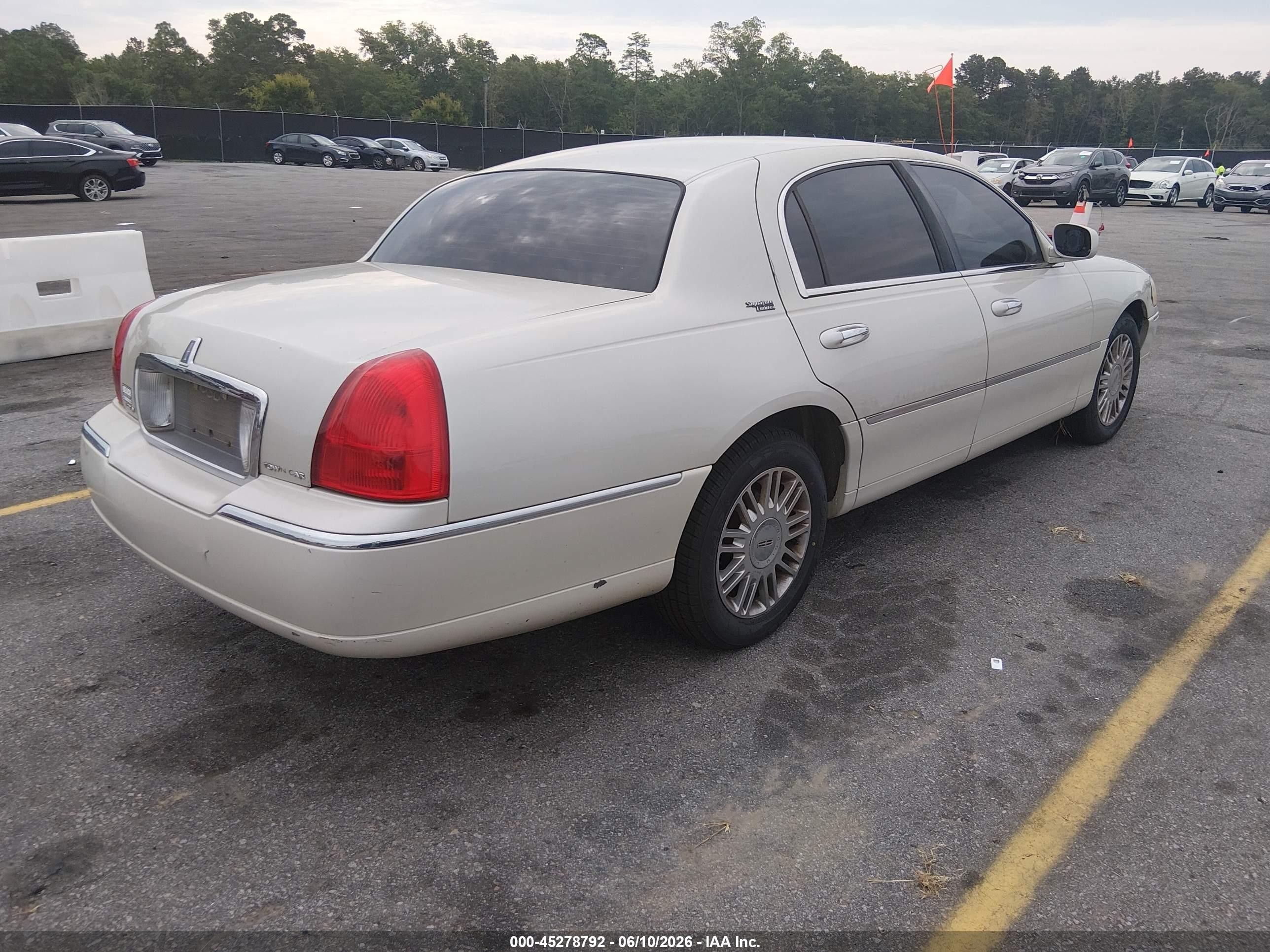 2007 Lincoln Town Car Signature Limited Бежевый vin: 1LNHM82V87Y604451