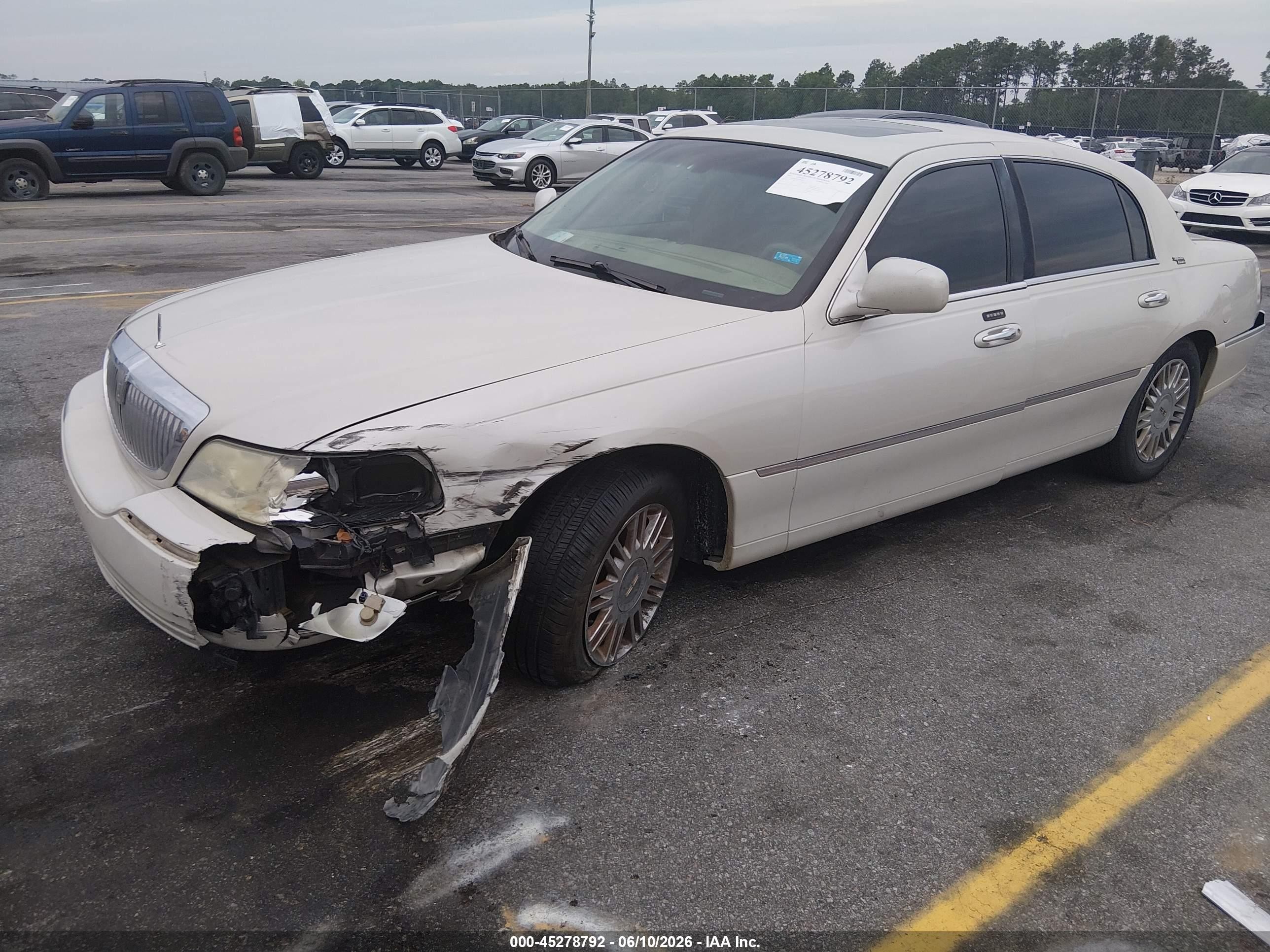 2007 Lincoln Town Car Signature Limited Бежевый vin: 1LNHM82V87Y604451