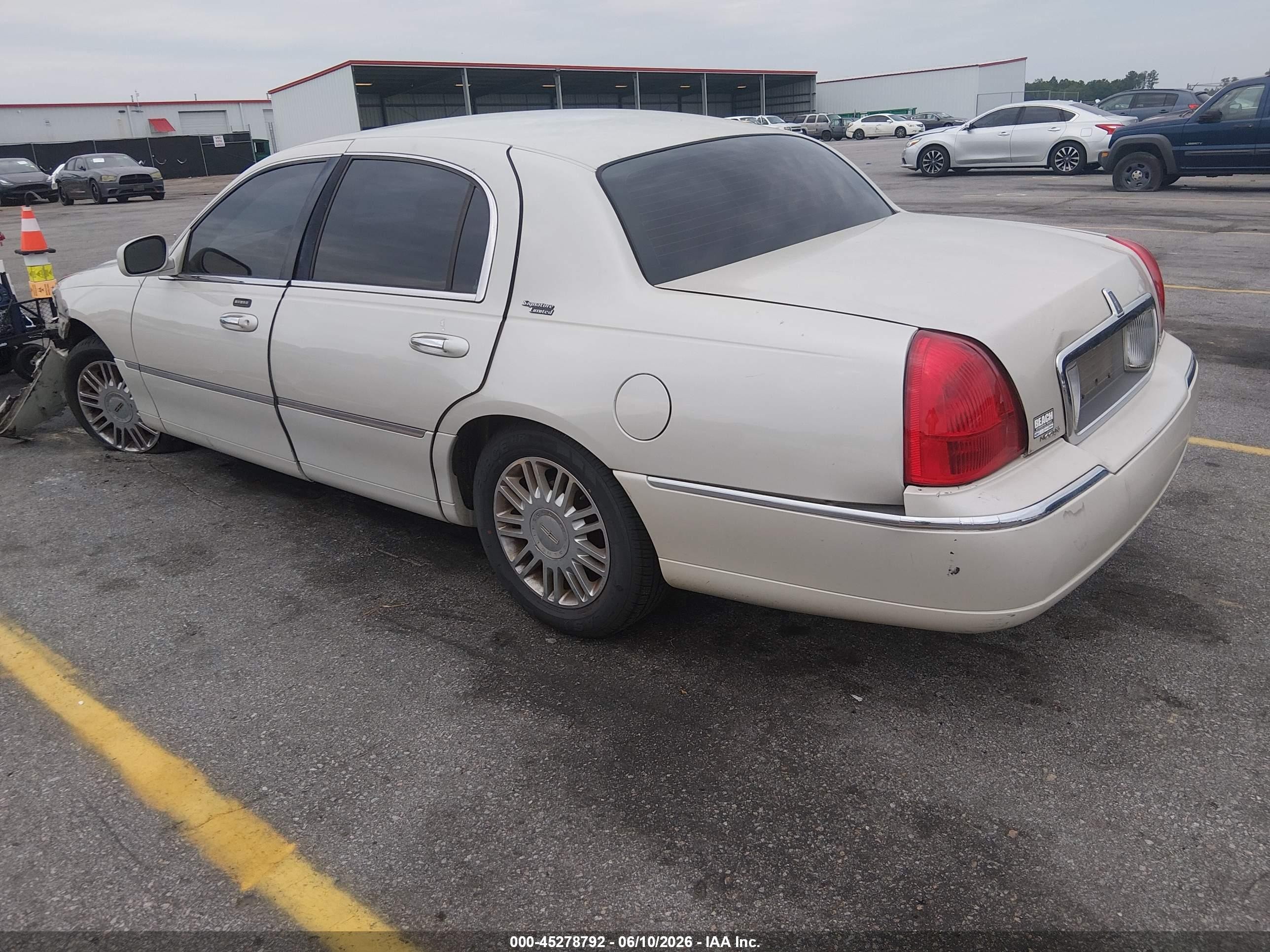 2007 Lincoln Town Car Signature Limited Бежевый vin: 1LNHM82V87Y604451