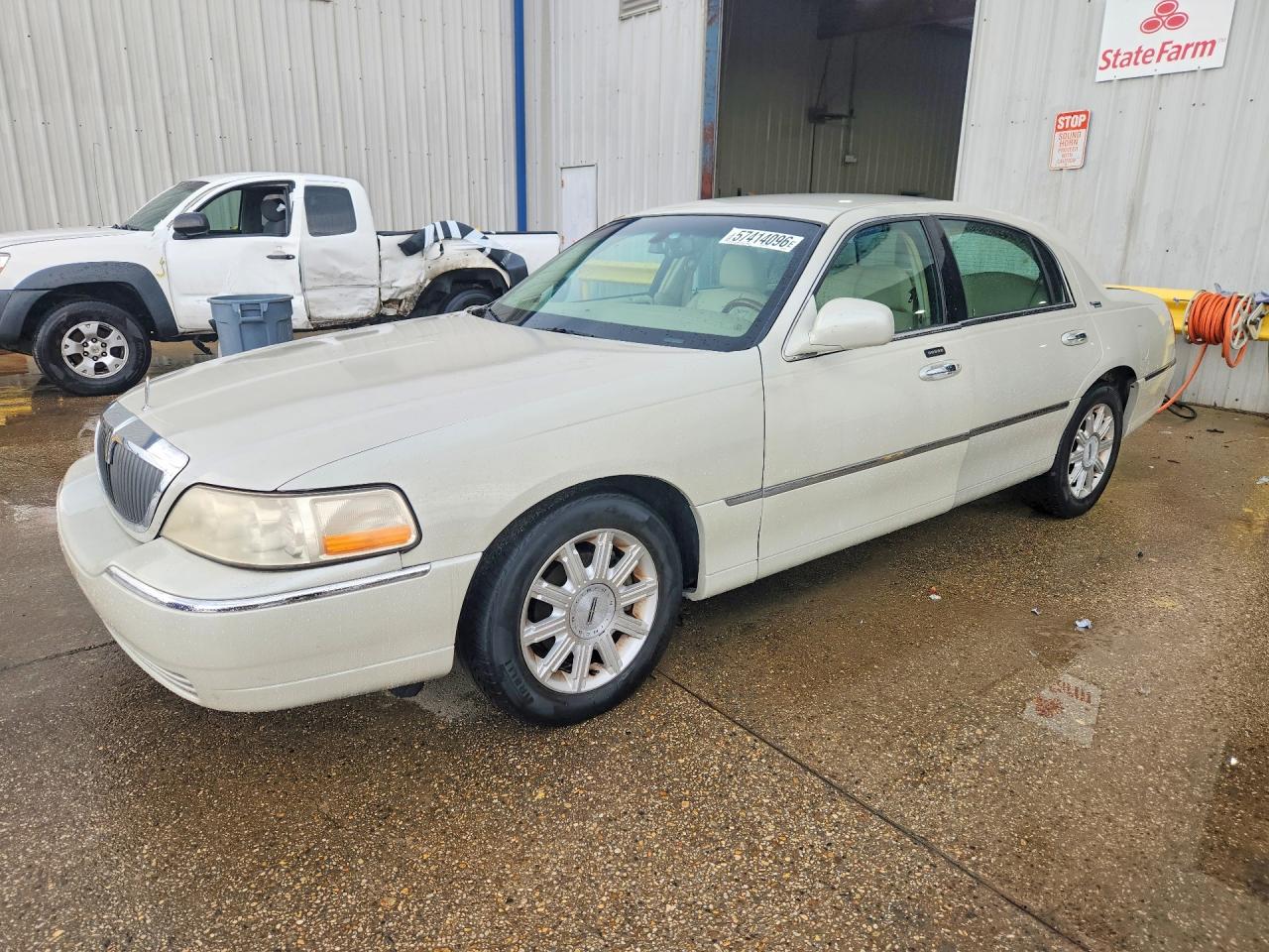 2006 Lincoln Town Car Signature Limited Beige vin: 1LNHM82V96Y620737