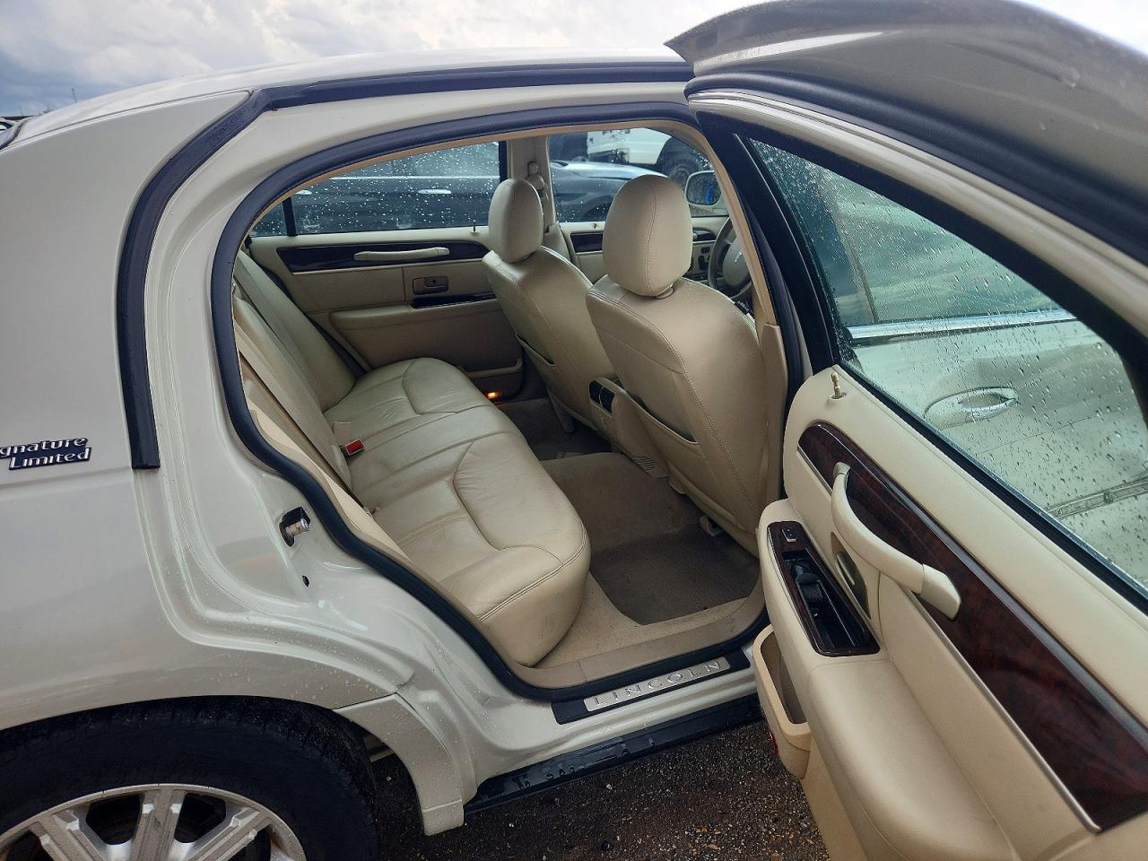 2006 Lincoln Town Car Signature Limited Beige vin: 1LNHM82V96Y620737
