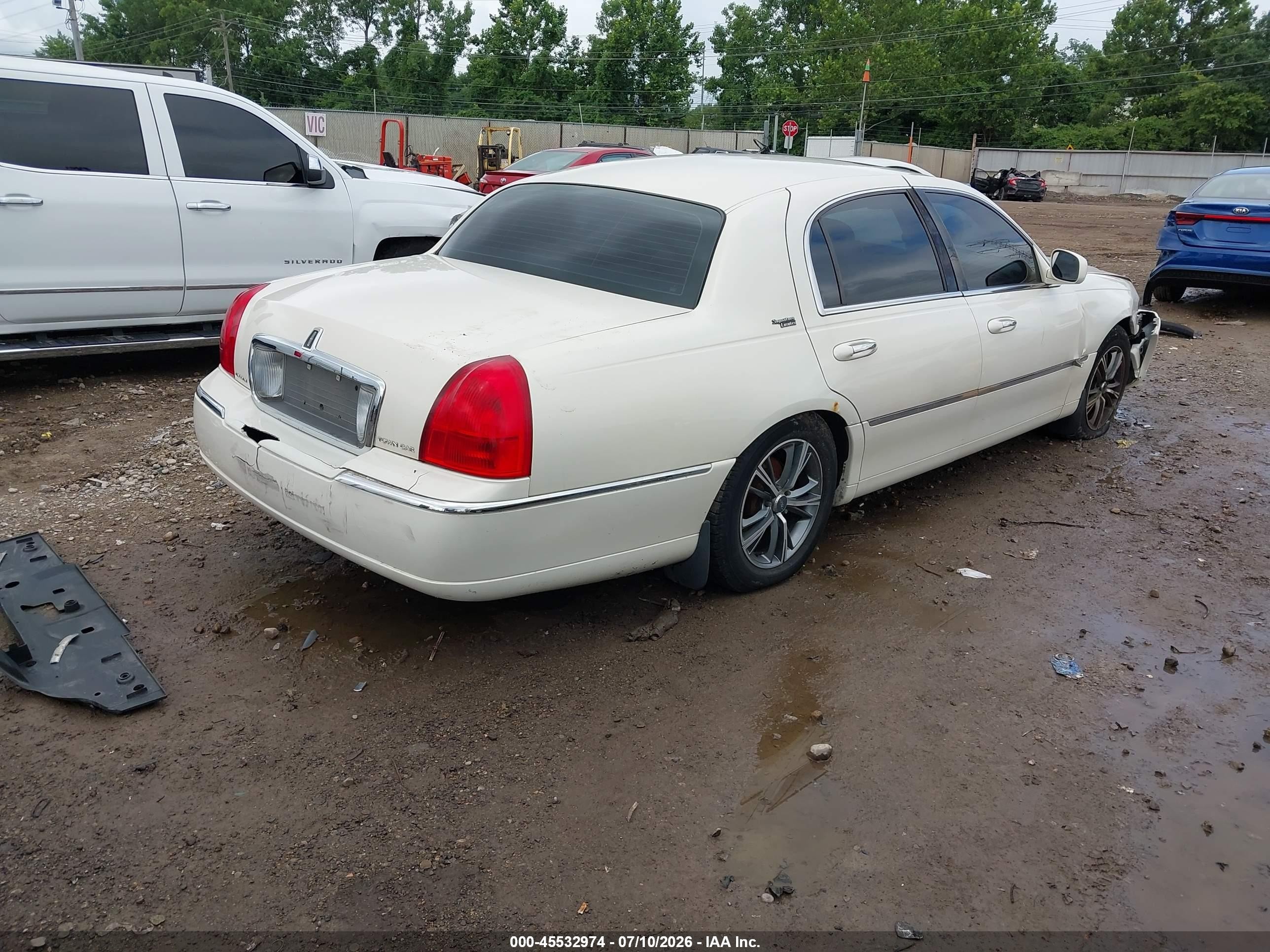 2007 Lincoln Town Car Signature Limited White vin: 1LNHM82V97Y625597