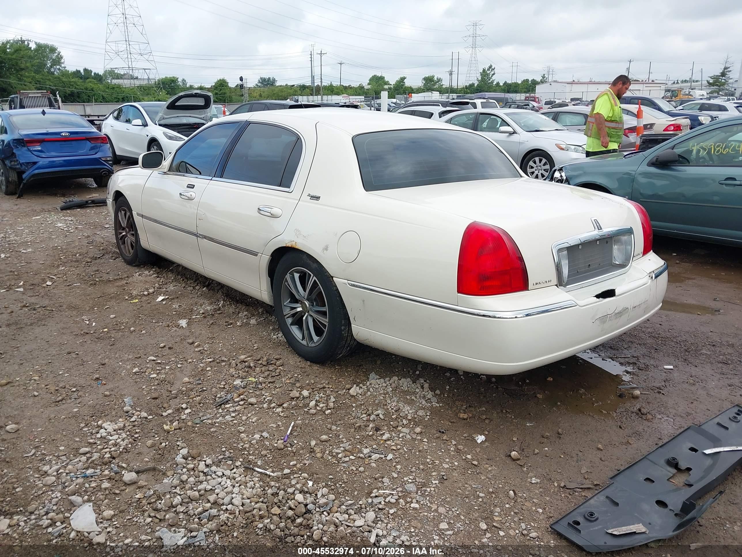 2007 Lincoln Town Car Signature Limited White vin: 1LNHM82V97Y625597