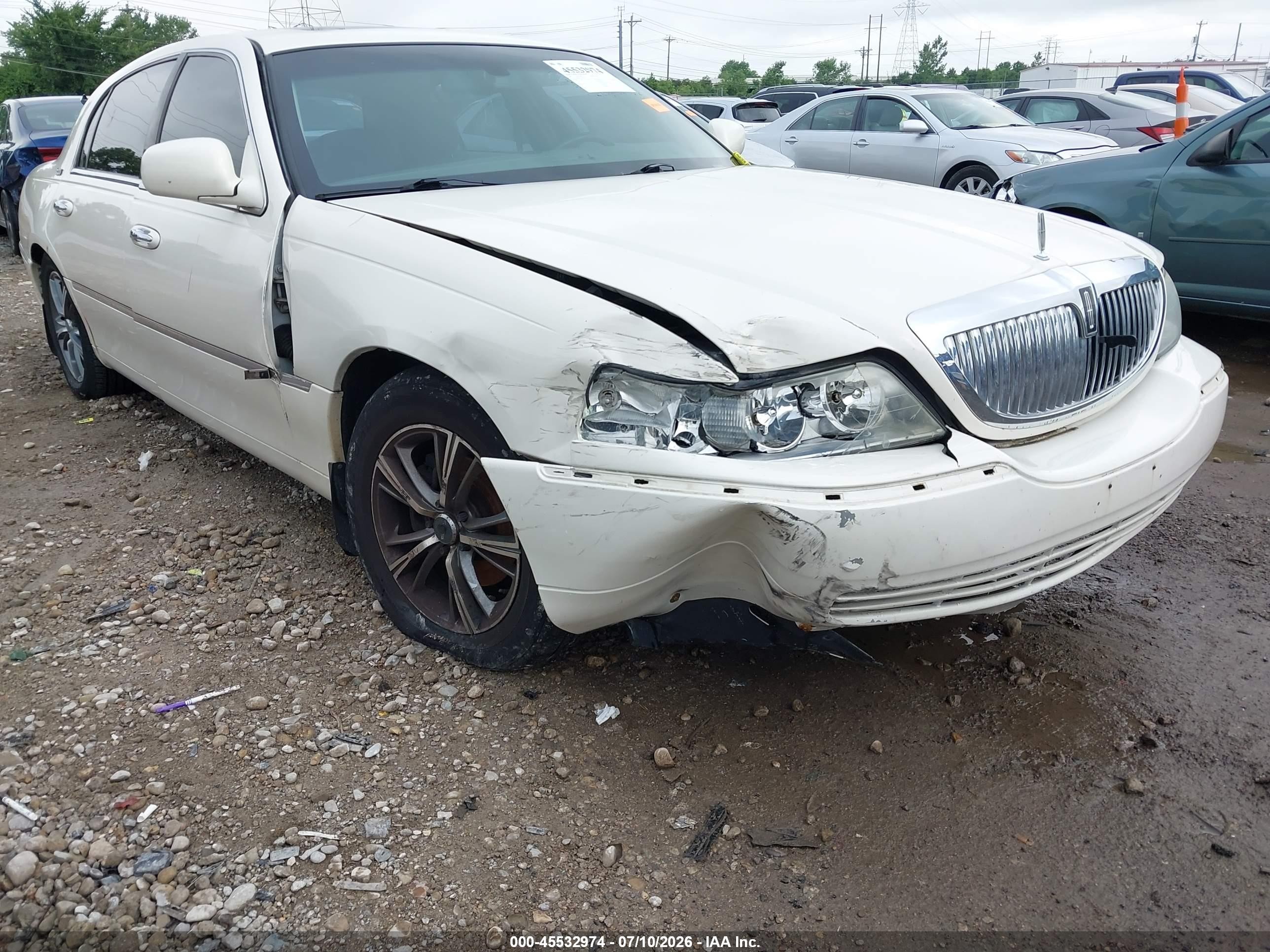 2007 Lincoln Town Car Signature Limited White vin: 1LNHM82V97Y625597