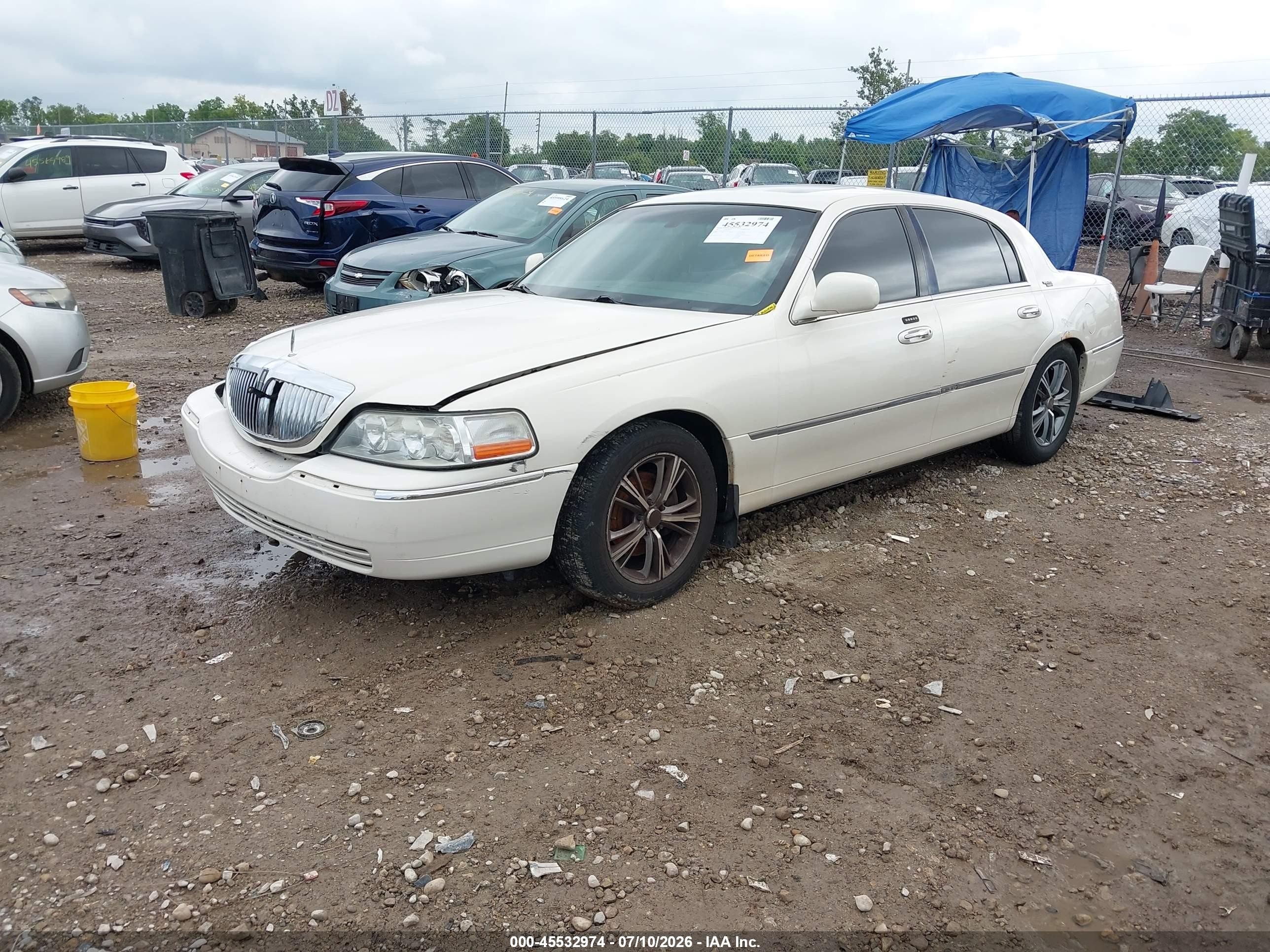 2007 Lincoln Town Car Signature Limited White vin: 1LNHM82V97Y625597