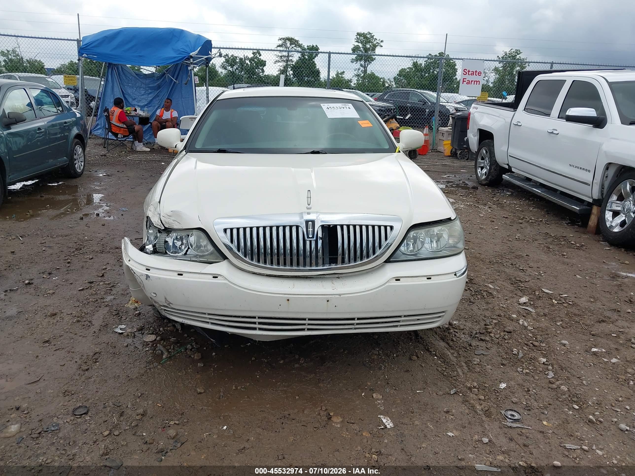 2007 Lincoln Town Car Signature Limited White vin: 1LNHM82V97Y625597