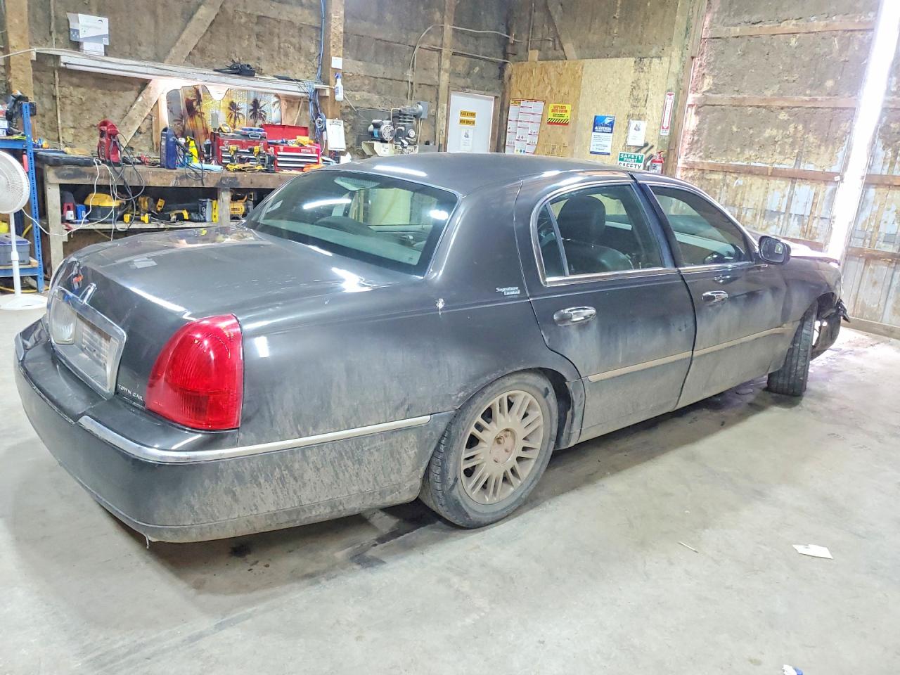 2006 Lincoln Town Car Signature Limited Gray vin: 1LNHM82VX6Y617667