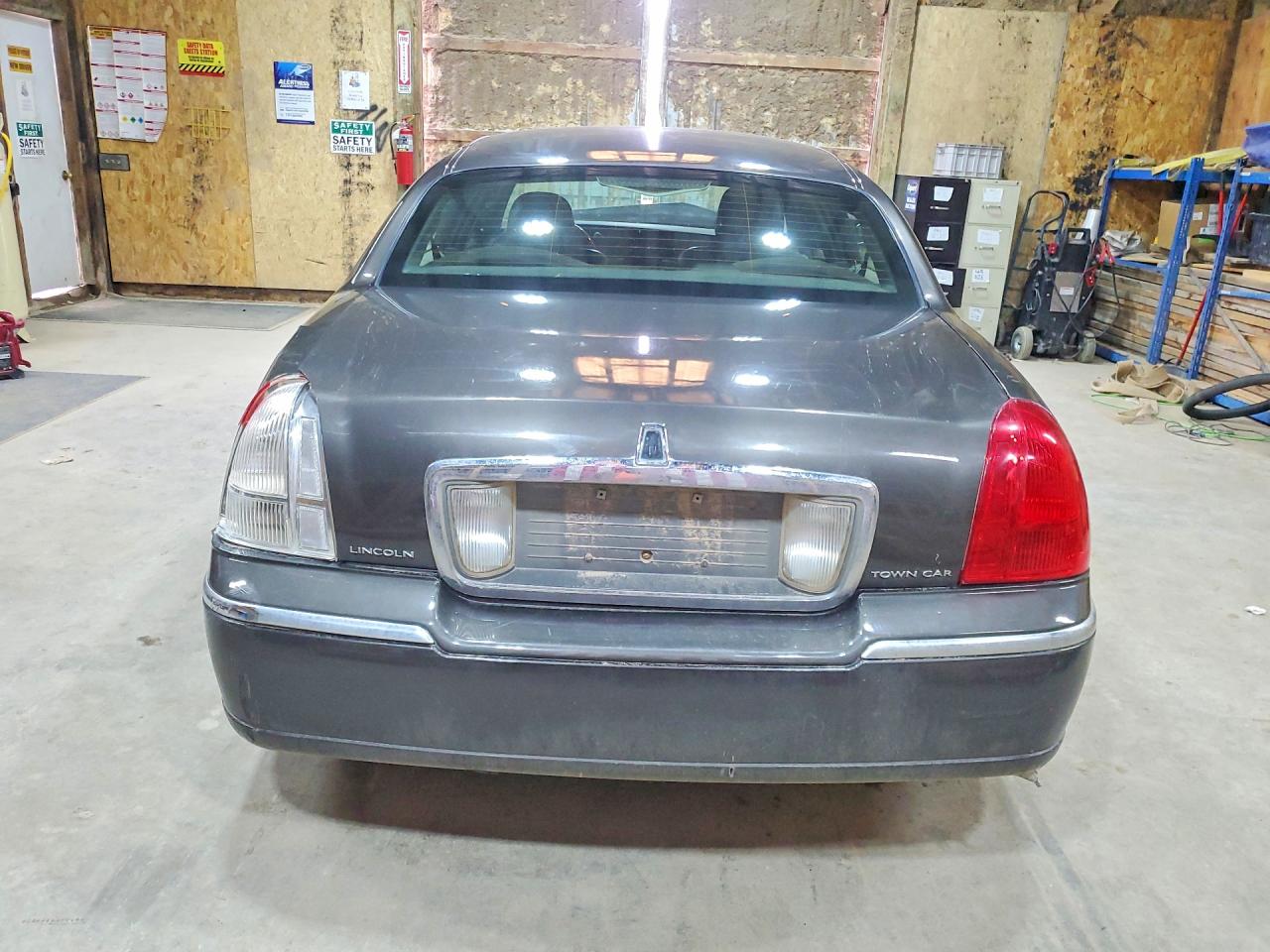 2006 Lincoln Town Car Signature Limited Gray vin: 1LNHM82VX6Y617667