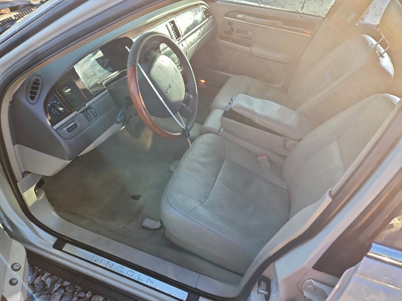 2007 Lincoln Town Car Signature Limited Cream vin: 1LNHM82VX7Y605441