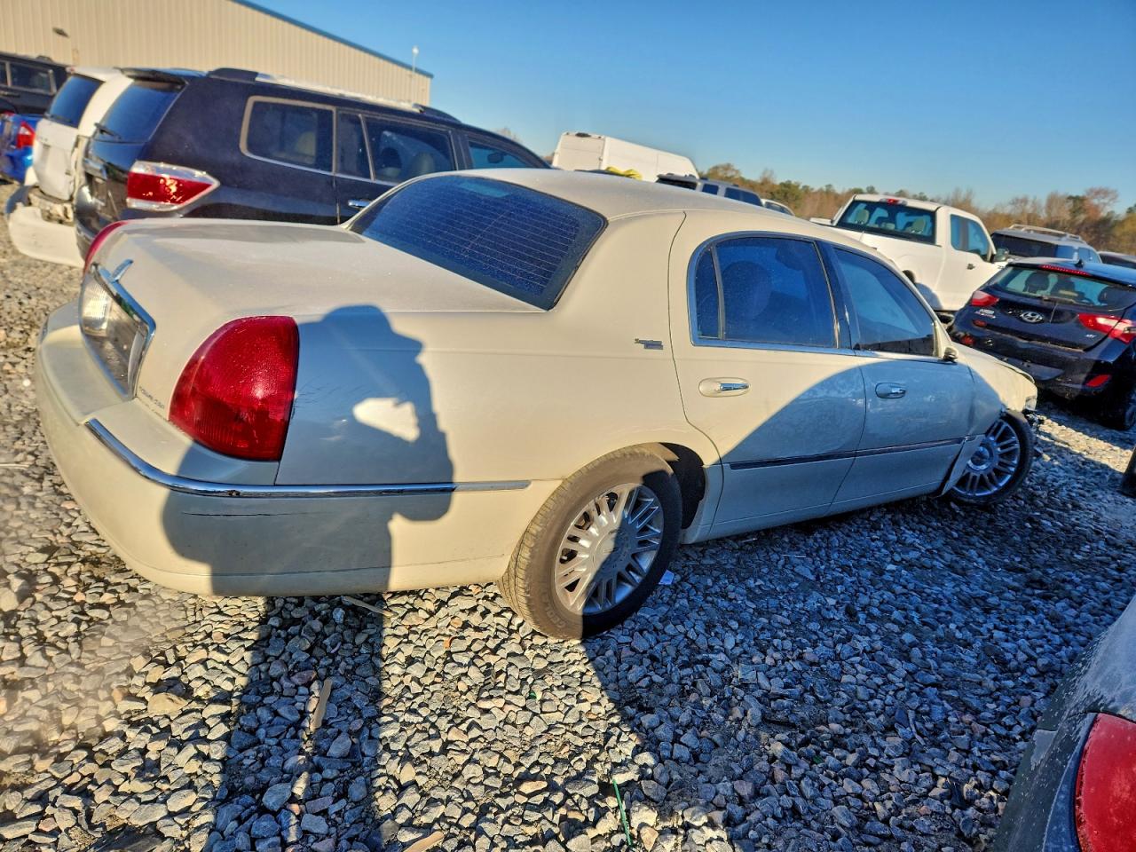 2007 Lincoln Town Car Signature Limited Cream vin: 1LNHM82VX7Y605441