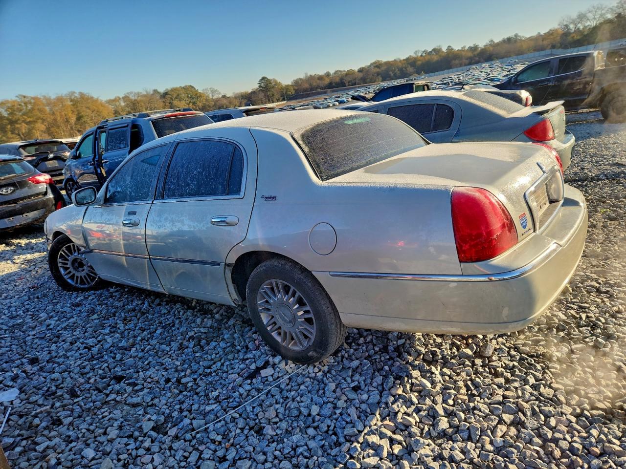 2007 Lincoln Town Car Signature Limited Cream vin: 1LNHM82VX7Y605441