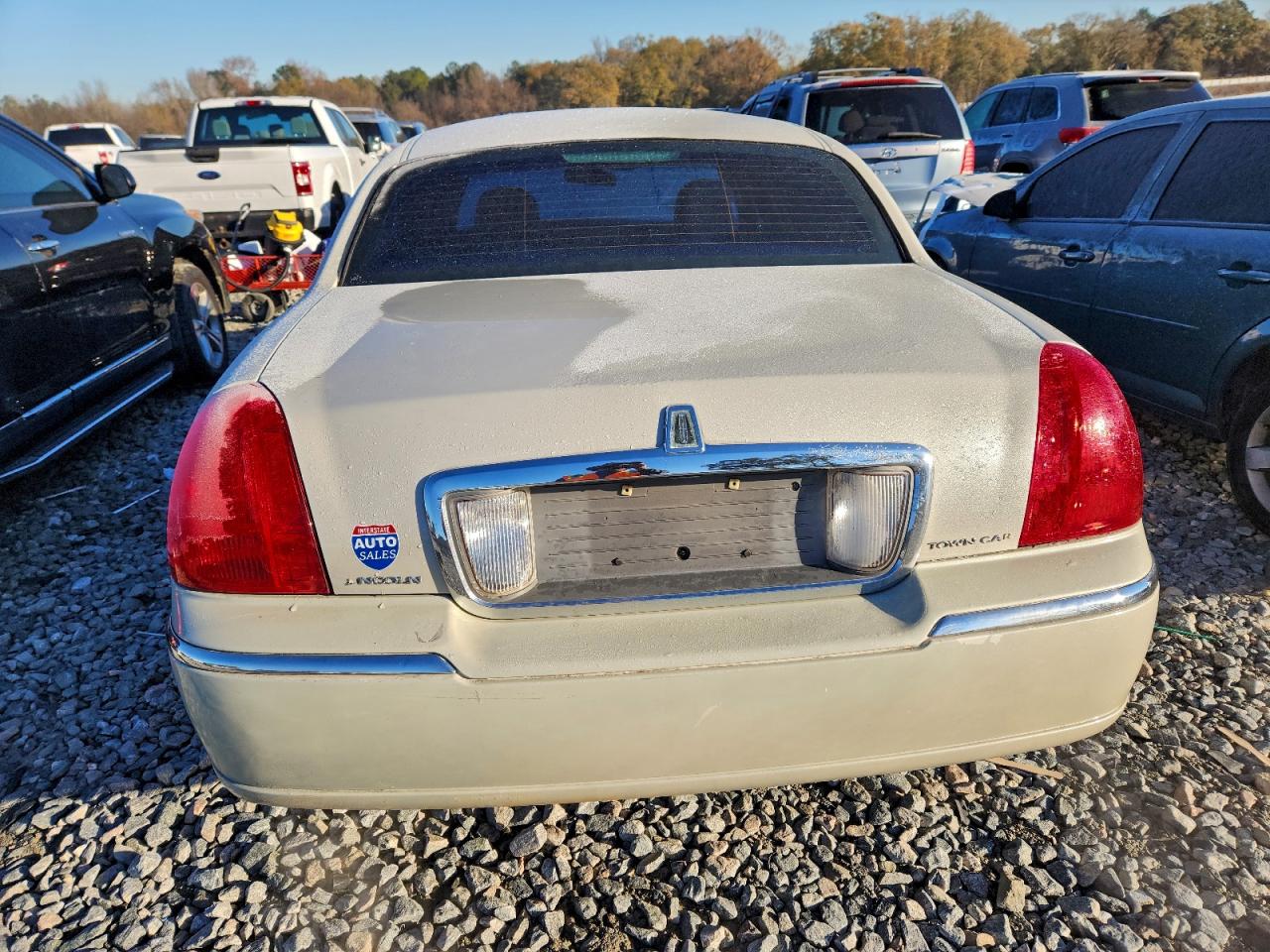 2007 Lincoln Town Car Signature Limited Cream vin: 1LNHM82VX7Y605441
