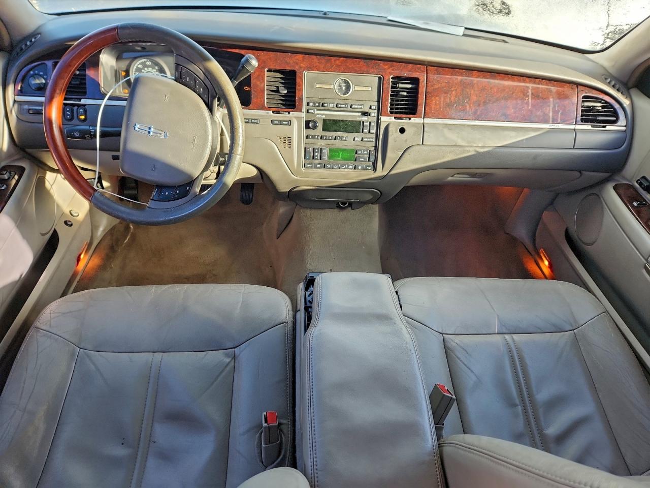 2007 Lincoln Town Car Signature Limited Cream vin: 1LNHM82VX7Y605441