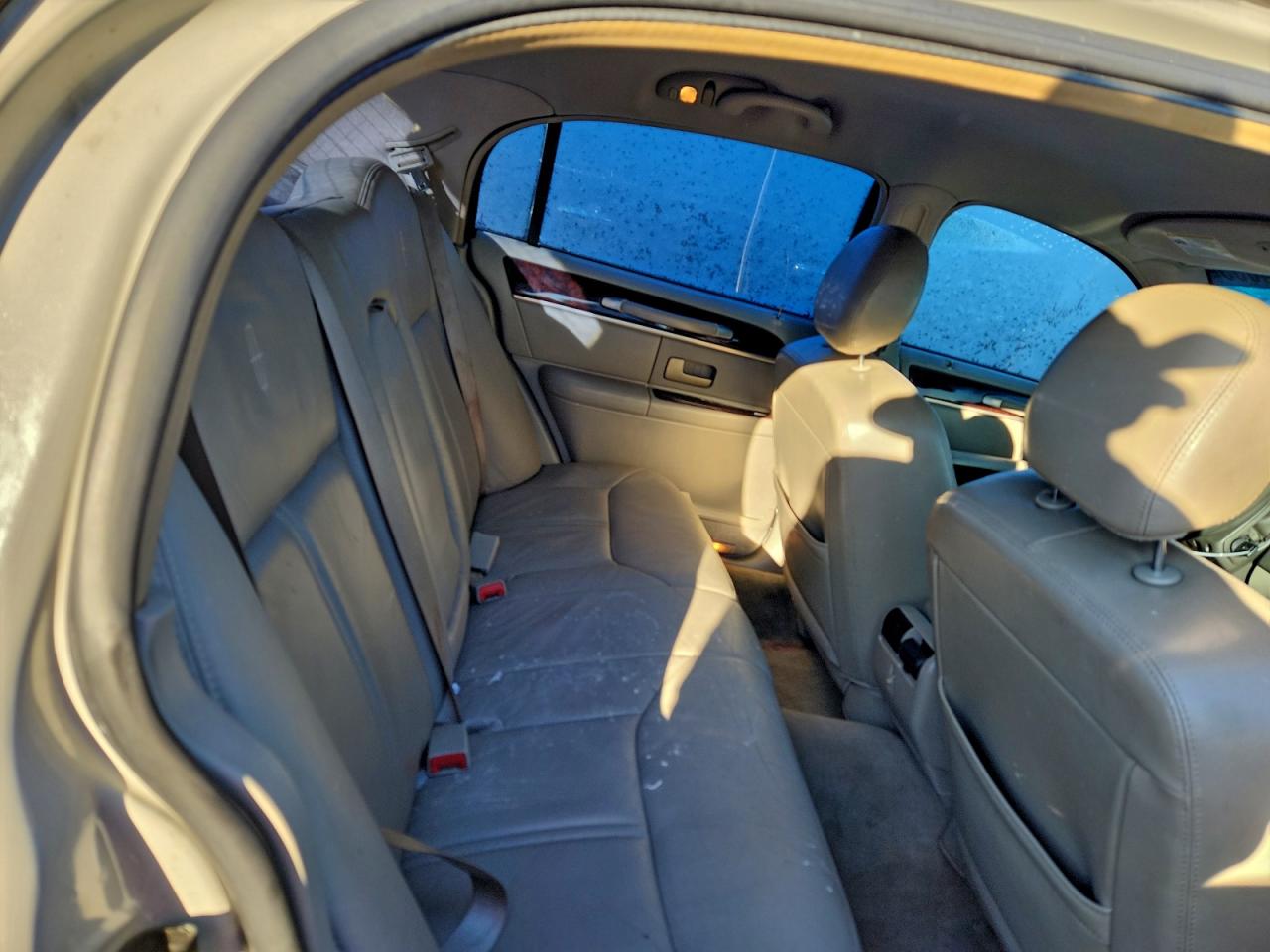 2007 Lincoln Town Car Signature Limited Cream vin: 1LNHM82VX7Y605441