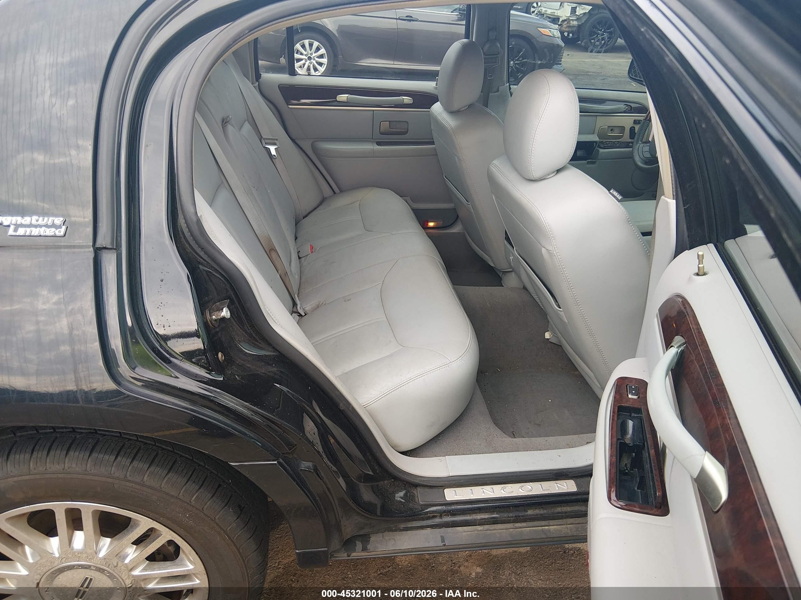 2007 Lincoln Town Car Signature Limited Black vin: 1LNHM82VX7Y624233