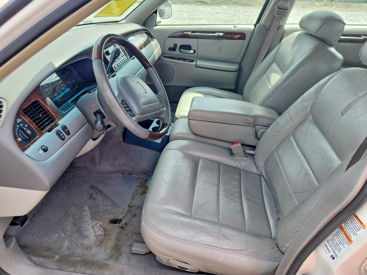 2001 Lincoln Town Car Signature White vin: 1LNHM82W01Y680181