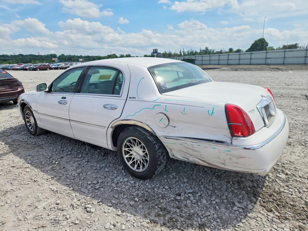 2001 Lincoln Town Car Signature White vin: 1LNHM82W01Y680181
