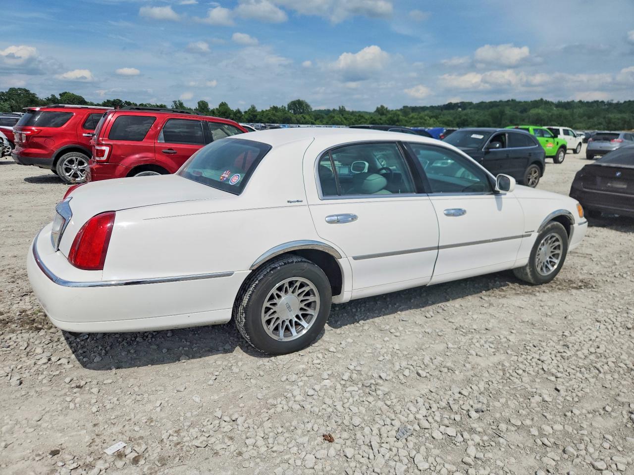 2001 Lincoln Town Car Signature White vin: 1LNHM82W01Y680181