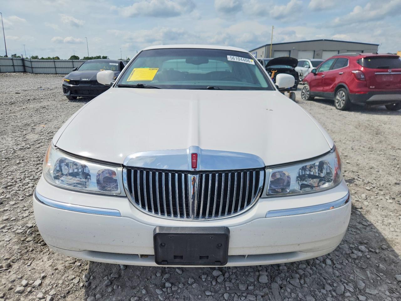 2001 Lincoln Town Car Signature White vin: 1LNHM82W01Y680181
