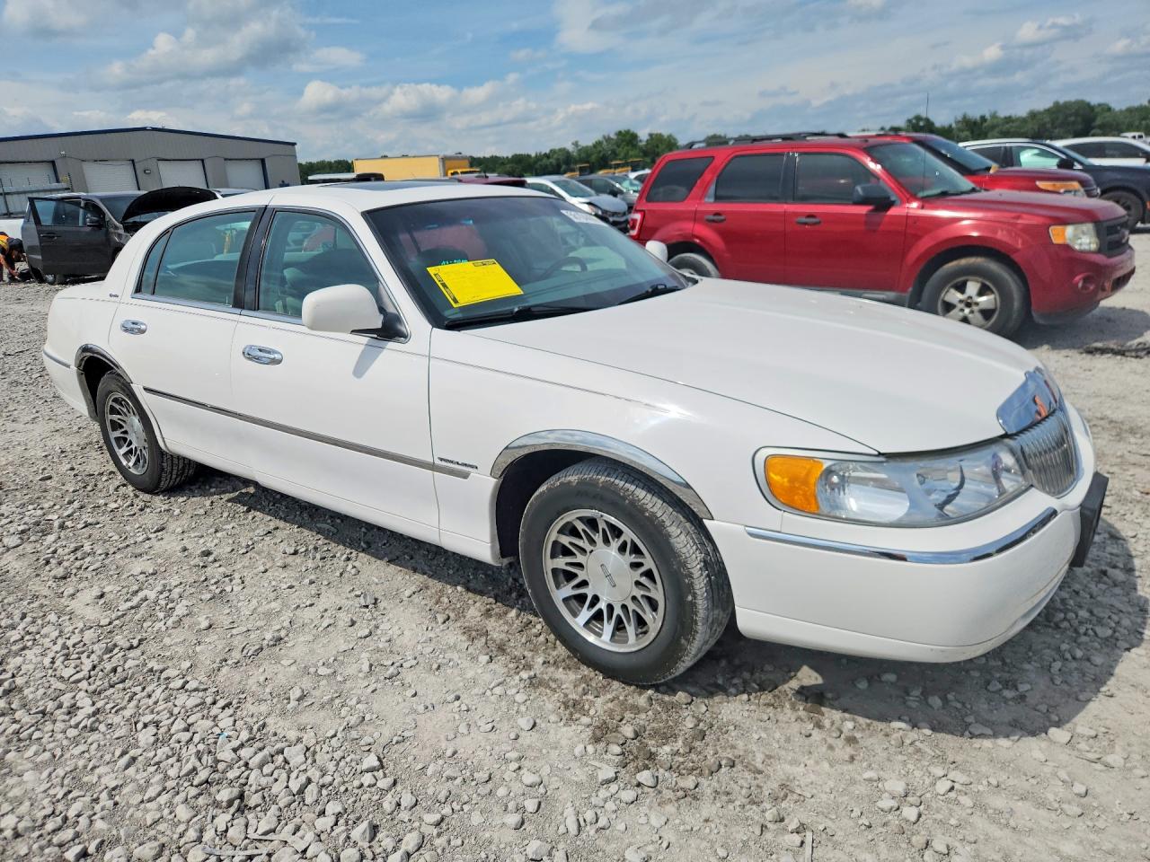2001 Lincoln Town Car Signature White vin: 1LNHM82W01Y680181