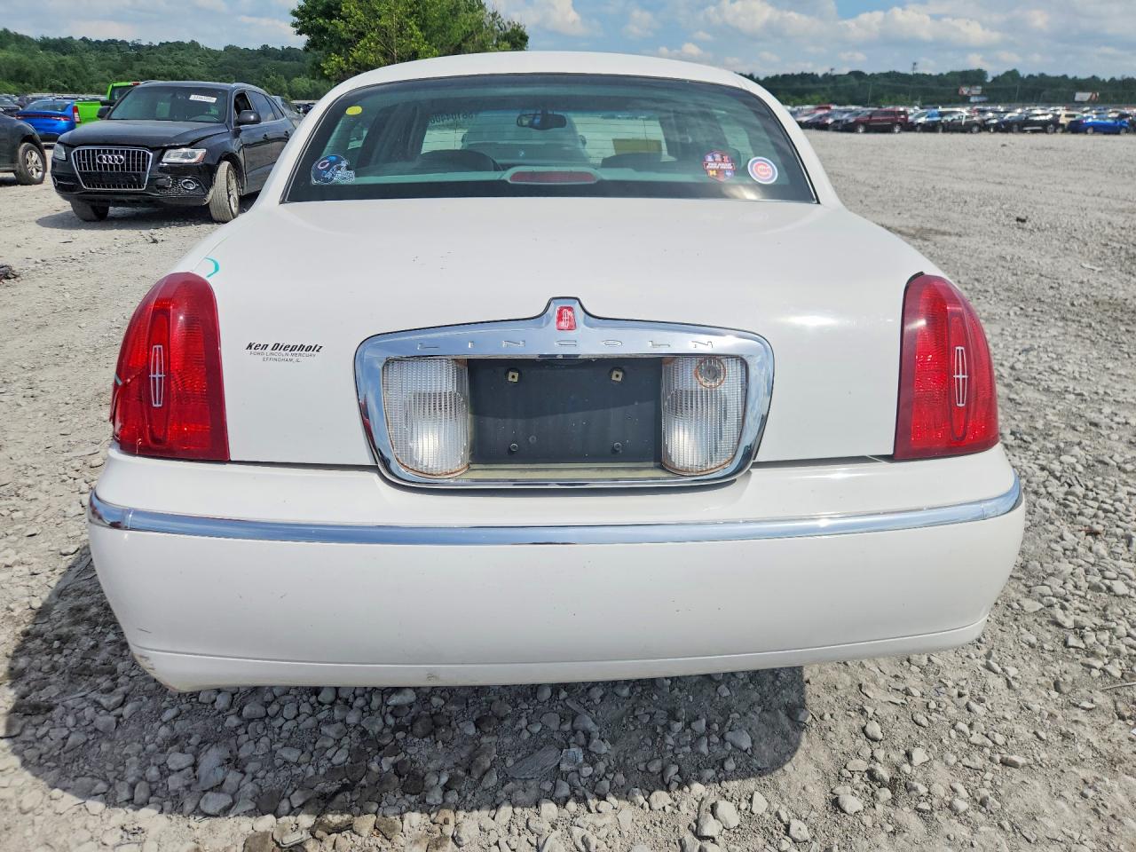 2001 Lincoln Town Car Signature White vin: 1LNHM82W01Y680181
