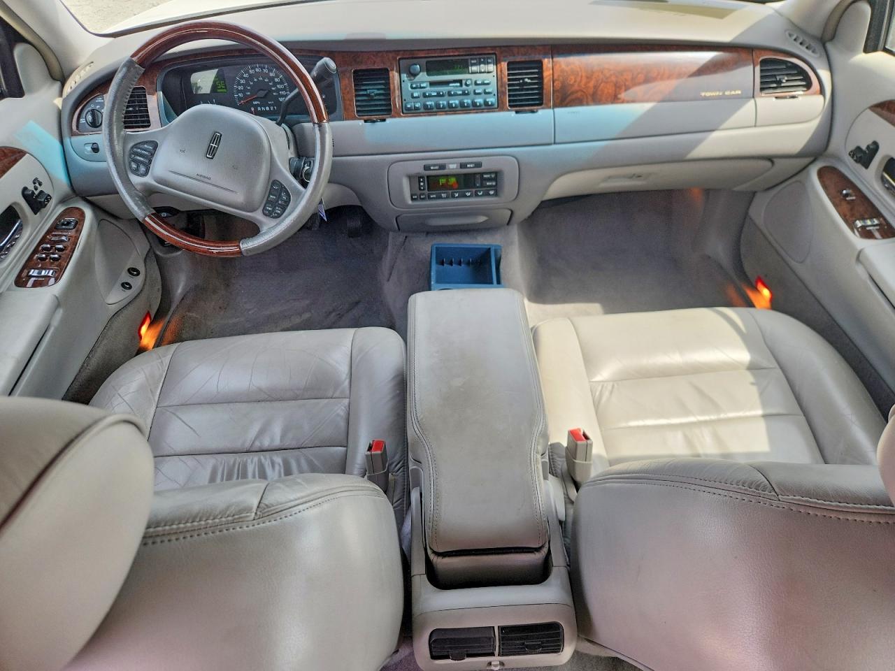 2001 Lincoln Town Car Signature White vin: 1LNHM82W01Y680181