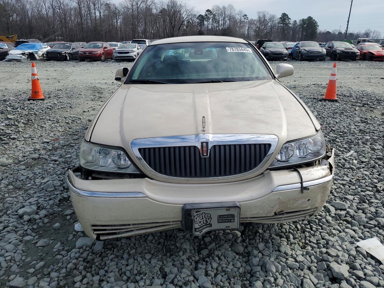 2003 Lincoln Town Car Signature Beige vin: 1LNHM82W03Y653937