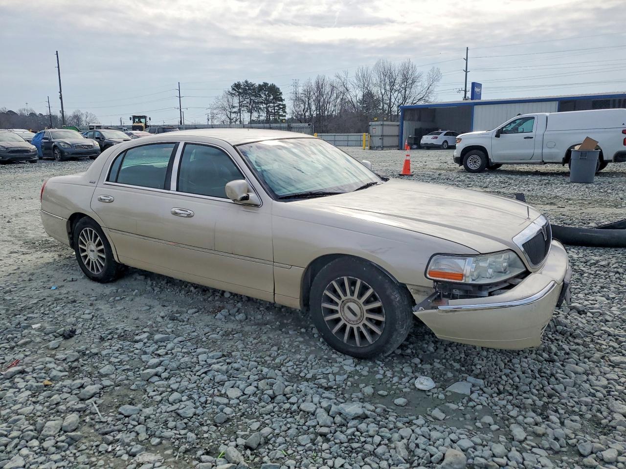 2003 Lincoln Town Car Signature Beige vin: 1LNHM82W03Y653937