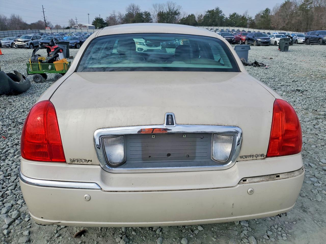 2003 Lincoln Town Car Signature Beige vin: 1LNHM82W03Y653937