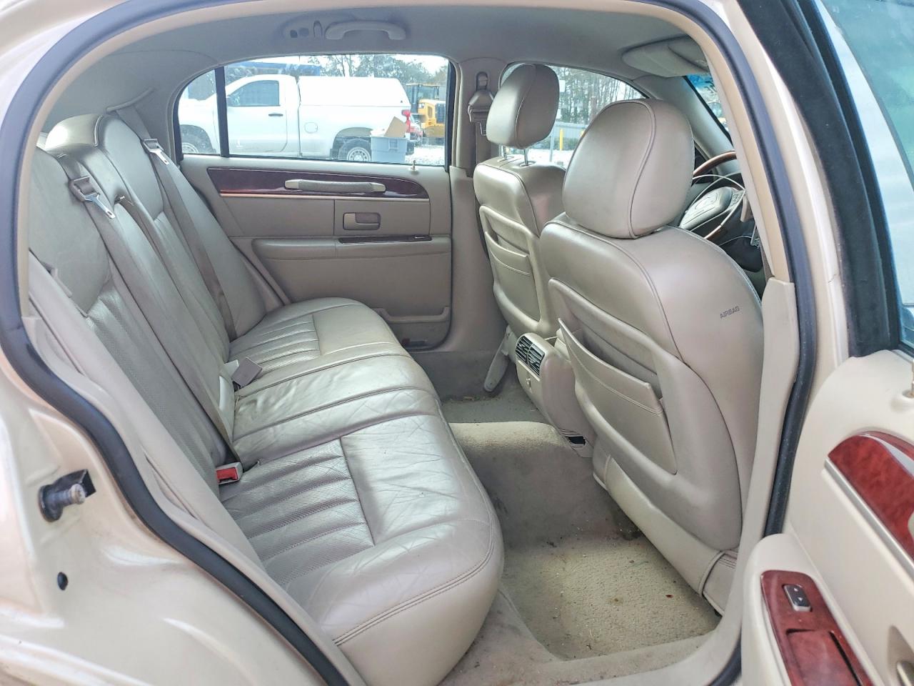 2003 Lincoln Town Car Signature Beige vin: 1LNHM82W03Y653937