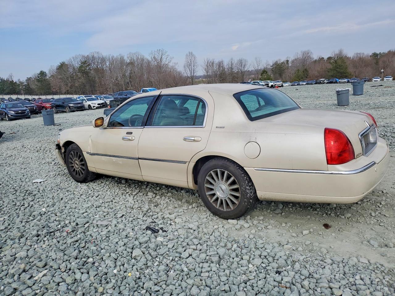 2003 Lincoln Town Car Signature Beige vin: 1LNHM82W03Y653937