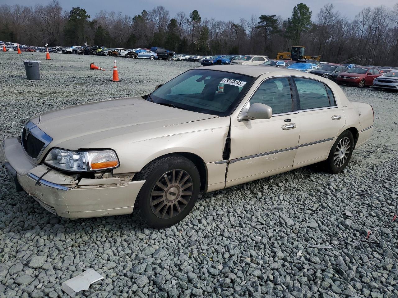 2003 Lincoln Town Car Signature Beige vin: 1LNHM82W03Y653937