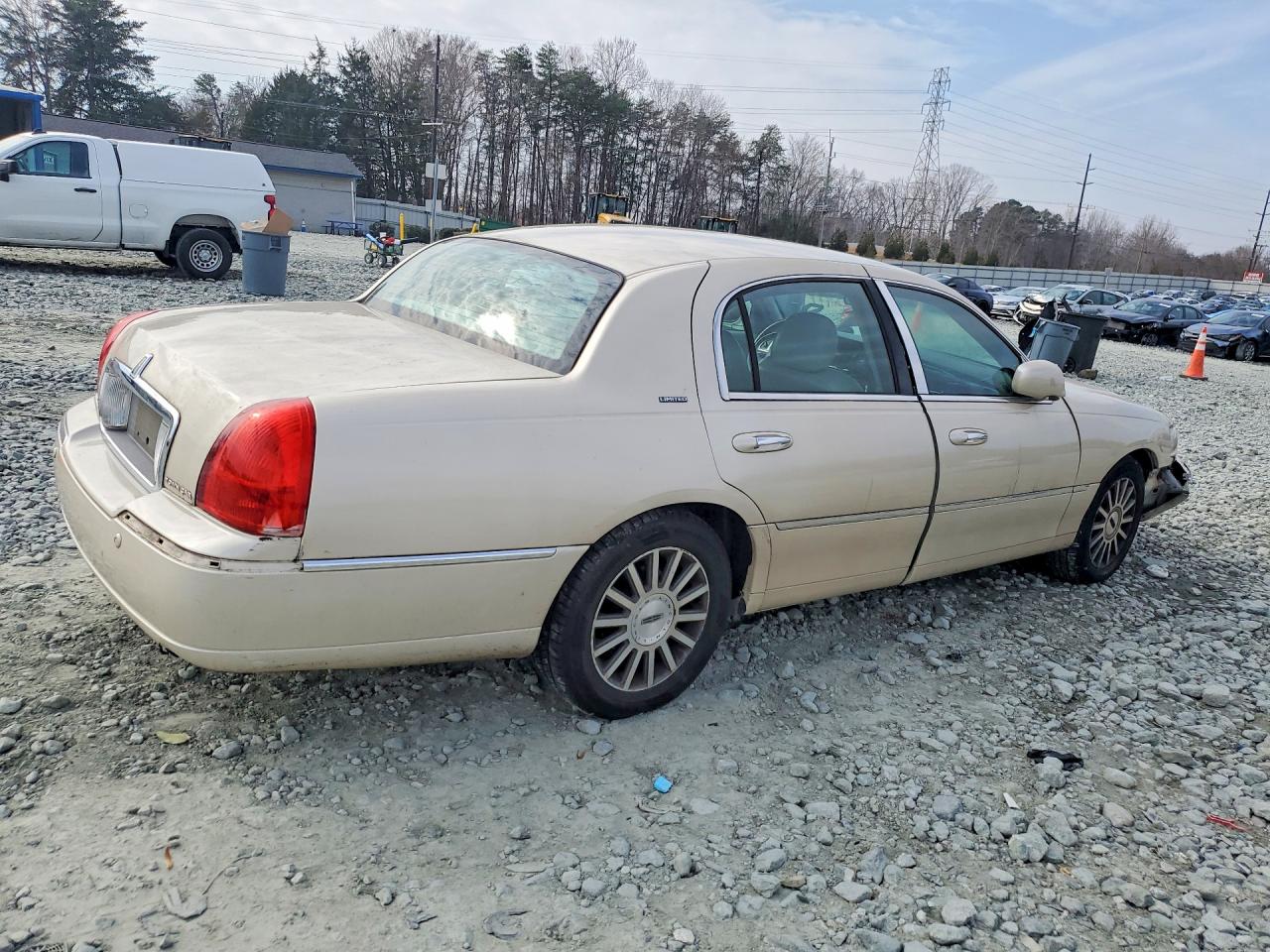 2003 Lincoln Town Car Signature Beige vin: 1LNHM82W03Y653937