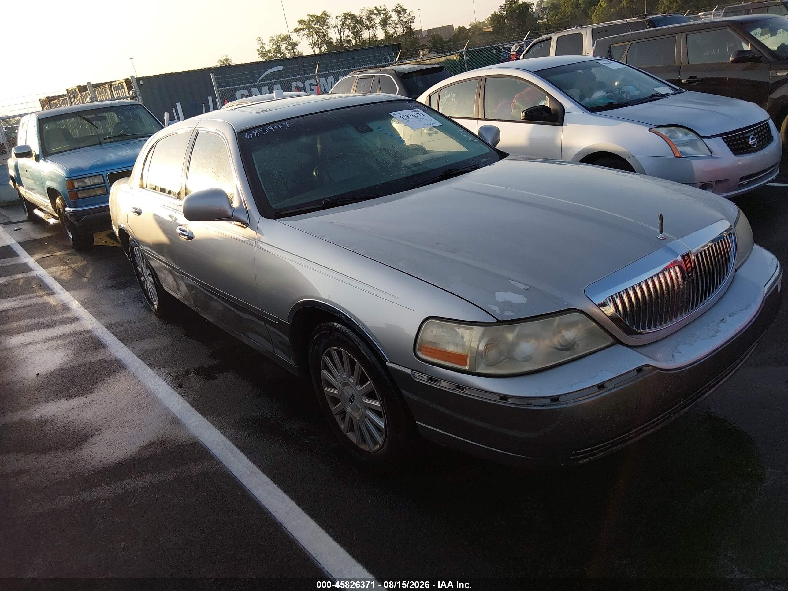 2003 Lincoln Town Car Signature Silver vin: 1LNHM82W03Y685447